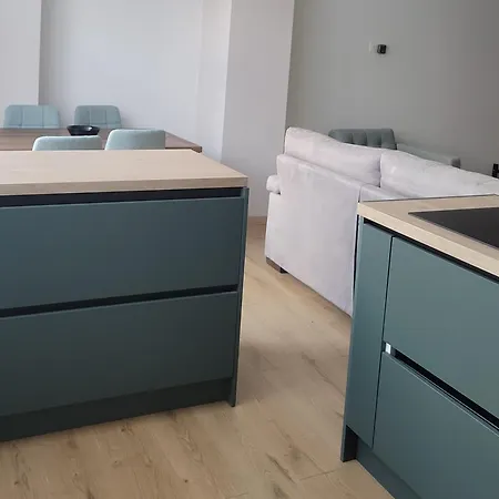 Fully Renovated 2 Bedrooms In Old Appartement